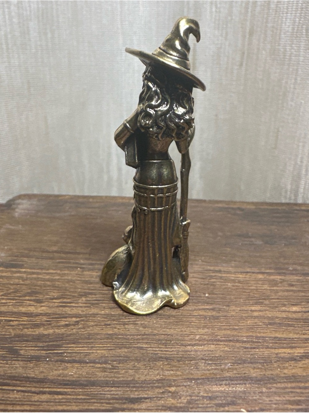 Brass Witch Miniature Figurine with Cat - Antique Gold Tone - Picture 3 of 7